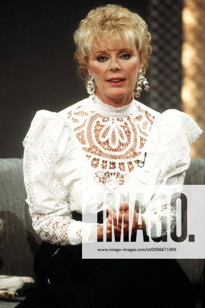 Elke Sommer 12 87 ru Frau Fernsehen Film Schauspiel blond kurzhaarig Gesellschaft seriös hoch halb sitzend Bluse weiß festlich sprechend Hände