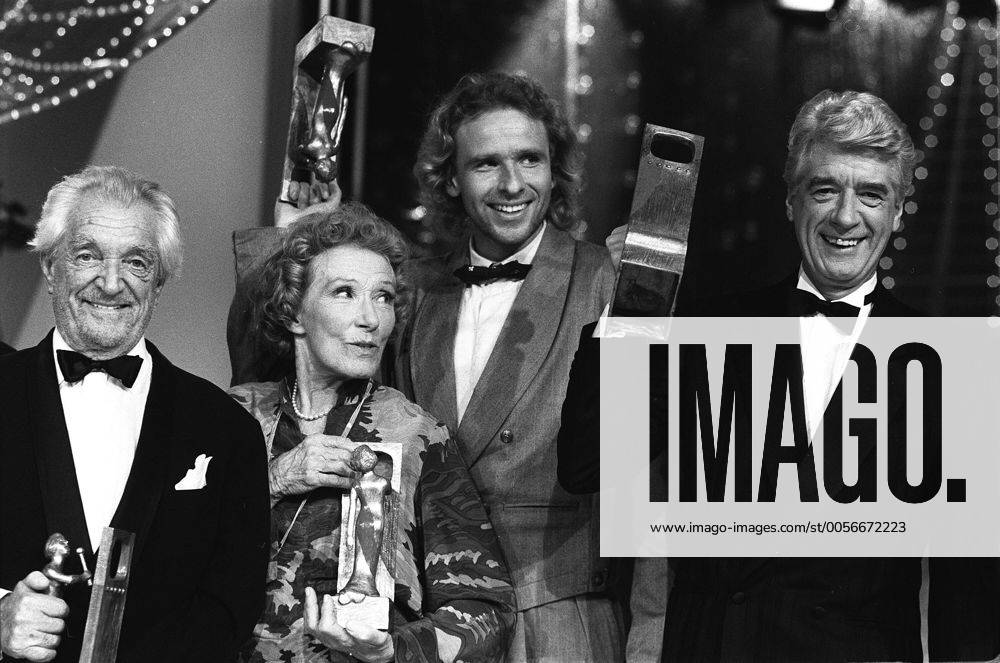 Rudi Carrell, Thomas Gottschalk, Brigitte Horney, Carl-Heinz Schroth (v.re.) 11 87 ru Rudi Carrell, Thomas Gottschalk, Brigitte Horney und Carl-Heinz Schroth bei der Verleihung des Telestar im November 1987 Mann Männer Frau Moderation Moderator TV Fernsehen Show Komik Komiker Kabarett Gesang Sänger Holland geboren 1934 Showmaster TeleStar Preisverleihung Gala weißhaarig Anzug Fliege seriös elegant lächelnd Lächeln quer Querformat halb innen drinnen Innenaufnahme Studio Bühne Preis Preise
