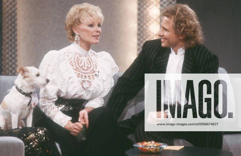 Elke Sommer mit Thomas Gottschalk u. Hund Punk 12 87 ru Fernsehen TV Film Schauspiel Kino blond Studio Fernsehstudio Dekoration Kulisse sitzend Sofa Gespräch lächelnd aufstützend halb quer