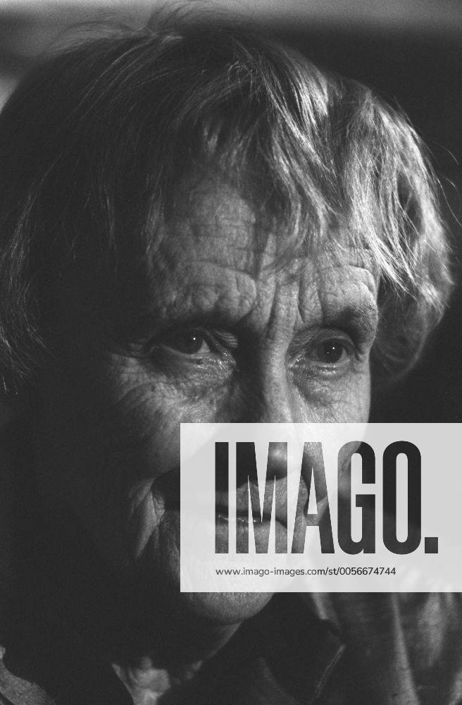 Astrid Lindgren (Schriftstellerin) 11 87 mot Frau Schwedin Schweden Autorin Autor Schriftstellerei Literatur Kinderbuchautorin Kinderbuch Kinderbücher Bücher Buch Klassiker Kinderbuchklassiker Pippi Langstrumpf grauhaarig leger Bluse Jacke sitzend Portrait hoch nachdenklich lächelnd