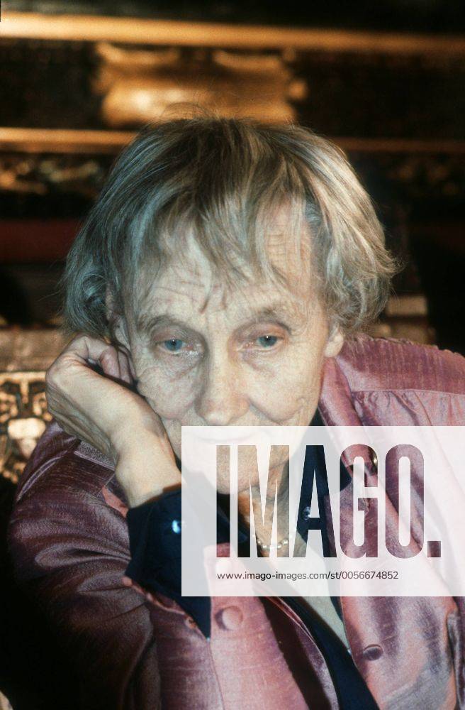 Astrid Lindgren (Schriftstellerin) 11 87 mot Frau Literatur Schriftstellerei Autor Schweden Kinderbuch Buch grauhaarig leger Bluse Jacke sitzend Portrait hoch Hand aufstützend neutral