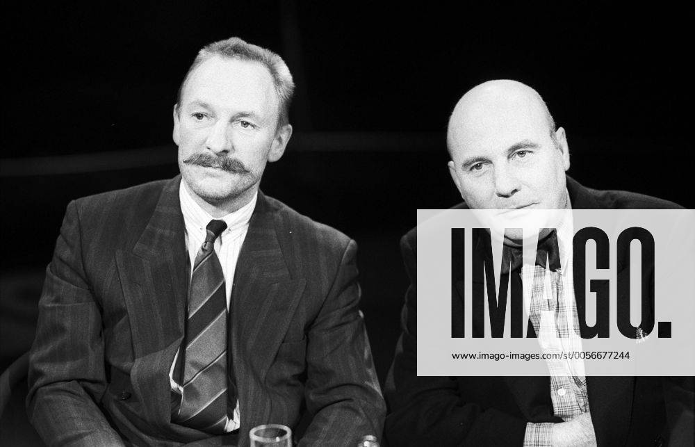 Xaver Kroetz (re.) und Hans Werner Henze 12 87 rag Xaver Kroetz Hans Werner Henze während der Sendung Atelier 4 im Dezember 1987 Mann deutsch Deutscher Deutschland Regisseur Schriftsteller Theaterautor Schauspieler Musik Musiker Klassik klassisch Glatze seriös Anzug Jackett Hemd Fliege Krawatte neutral lächeln Schnurrbart sitzen sitzend Querformat quer halb sw