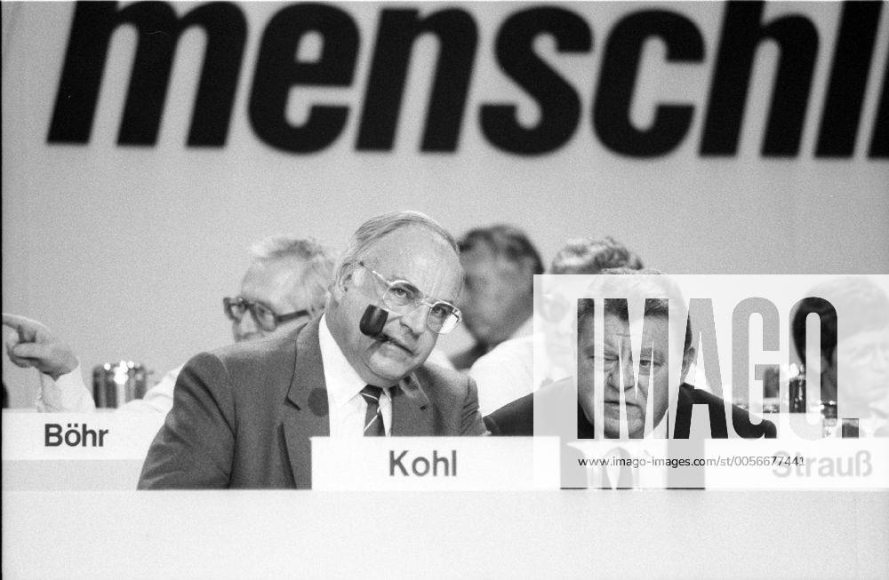 Helmut Kohl (li.) mit Franz Josef Strauß 10 86 rag Helmut Kohl (li.) mit Franz Josef Strauß beim CDU-Bundesparteitag 06.-10.10.1986 in Mainz Deutschland Deutsche Deutscher deutsch Männer Mann Politik Politiker Podium Delegierte Bundeskanzler Kanzler Regierungschef german politicians politician chancellor head of administration quer halb sitzend Pfeife rauchend rauchen sprechend sw