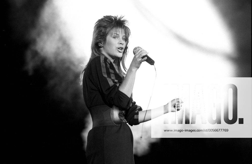 Nicki (Sängerin) 09 87 rag Nicki im September 1987 bei einer Aids-Gala in München Deutschland deutsch Deutsche Frau Gesang Musik Musikerin Sängerin Komponistin Doris Andrea Hrda Auftritt Konzert Bühne quer halb stehend singend gestikulierend sw