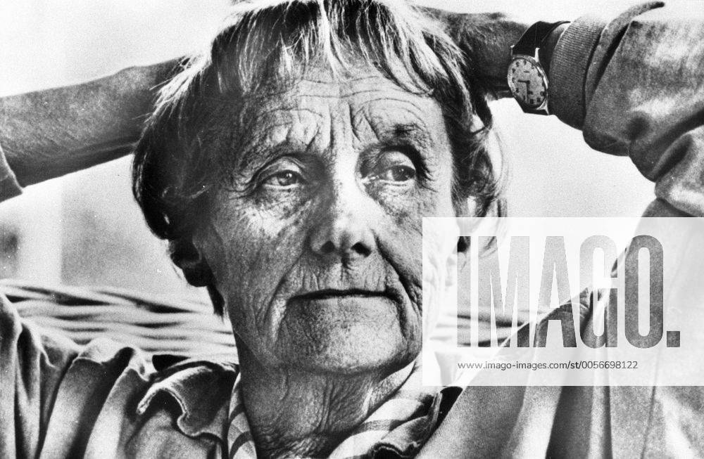 Astrid Lindgren (Schriftstellerin) 03 88 - Astrid Lindgren im März 1988 Frau Schwedin Schweden Autorin Kinderbücher Buch Bücher Pippi Langstrumpf Literatur Arme verschränkt Kopf ernst Uhr Armbanduhr kurzhaarig Querformat quer Porträt sw