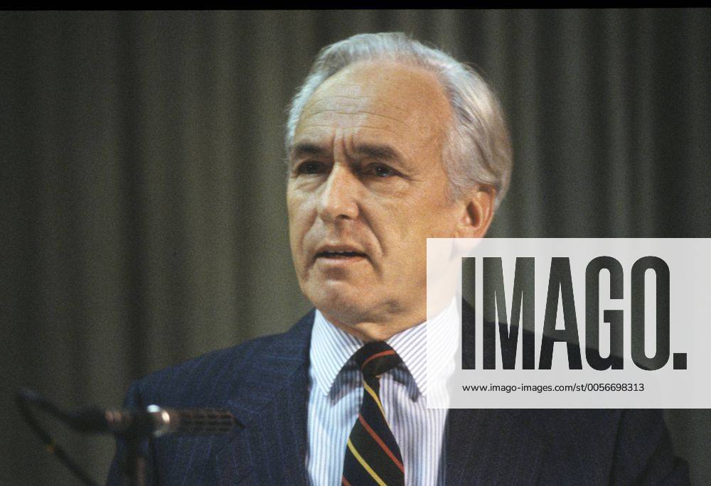 Wolf Schneider (TV-Moderator) 12 88 - Mann Journalismus TV Fernsehen Moderator Moderation weißhaarig grauhaarig kurzhaarig seriös Jackett Krawatte Hemd sitzend sprechend Portrait quer