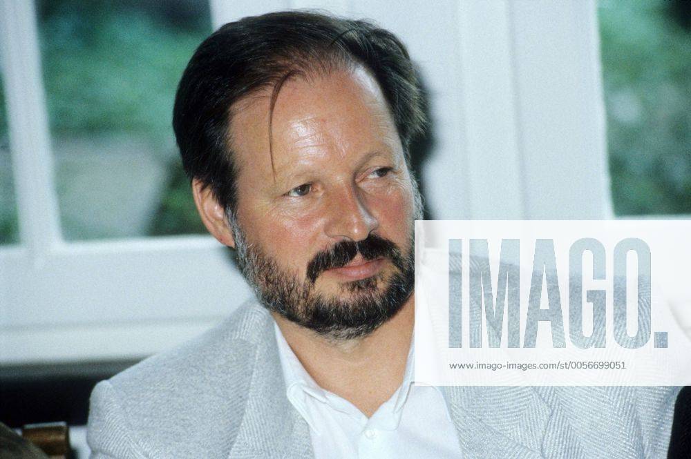 Gerold Späth (Autor) 09 88 hör Gerold Späth im September 1988 Schweiz Schweizer schweizerischer Mann Schriftsteller Literatur swiss author writer dunkelhaarig bärtig Bart Vollbart Hemd Jackett leger quer Portrait neutral