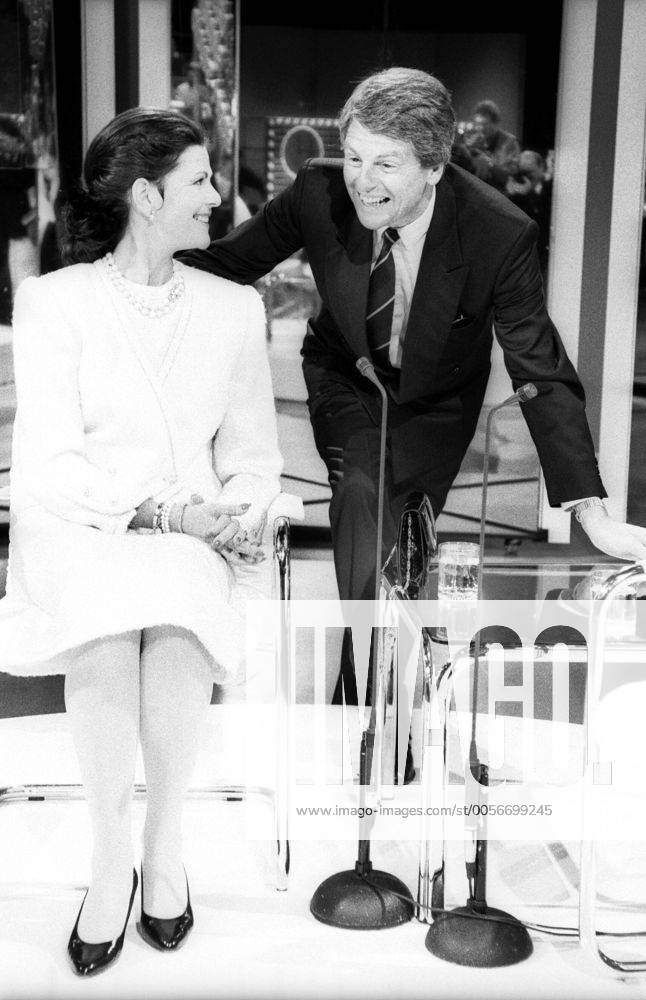 Königin Silvia von Schweden mit Klaus Bresser 11 88 Senf Königin Silvia von Schweden und Klaus Bresser am 12. November 1988 in das aktuelle sport-studio , ZDF Mann Frau Monarch Monarchin Adel Deutschlandbesuch Besuch Deutschland deutsch Deutsche TV Fernsehen Sportsendung Fußball Deutscher Mann Chefredakteur ZDF Journalist Fernsehjournalist Journalismus swedish queen german hoch ganz sitzend neutral lächelnd stehend sprechend sw