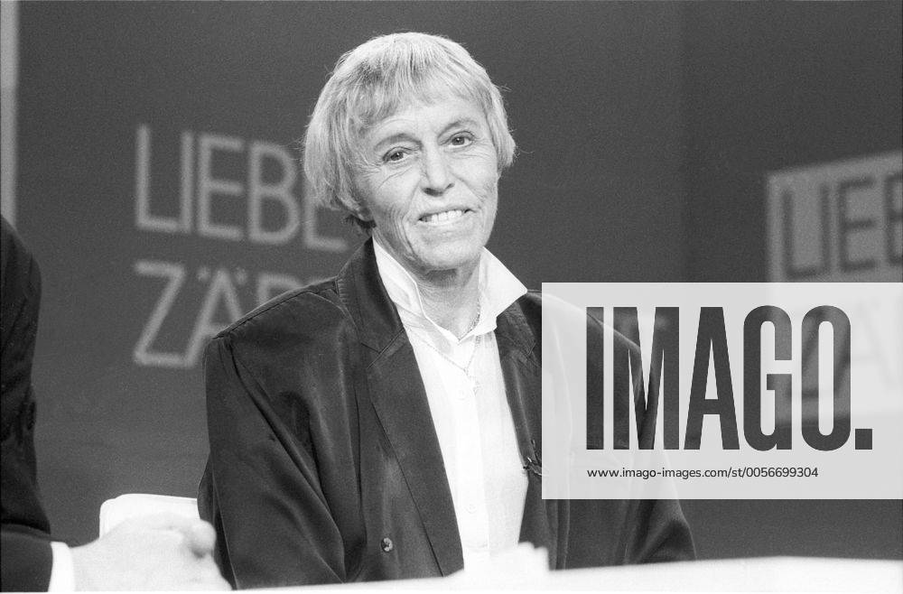 Beate Uhse (Unternehmerin) 05 88 - Beate Uhse im Mai 1988 in der ZDF-Aids-Gala Liebe ist Zärtlichkeit Show TV Fernsehen Studio Fernsehstudio Deutschland deutsch Deutsche Frau Managerin Management Pilotin Sexshops Sexversand Versandhaus Versandunternehmen Erotik Sex german female manager quer Portrait sitzend lächelnd sw
