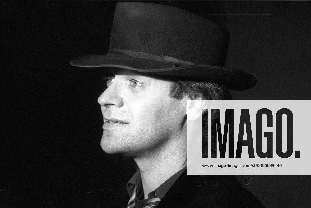Udo Lindenberg (Sänger) 05 88 - Udo Lindenberg im Mai 1988 in Was wäre wenn (ZDF) Deutschland deutsch Deutscher Musik Mann Rockmusik Rocksänger Rock Gesang Musiker Rockmusiker TV Fernsehen german musician singer quer Portrait Profil Halbprofil lächelnd Hut sw