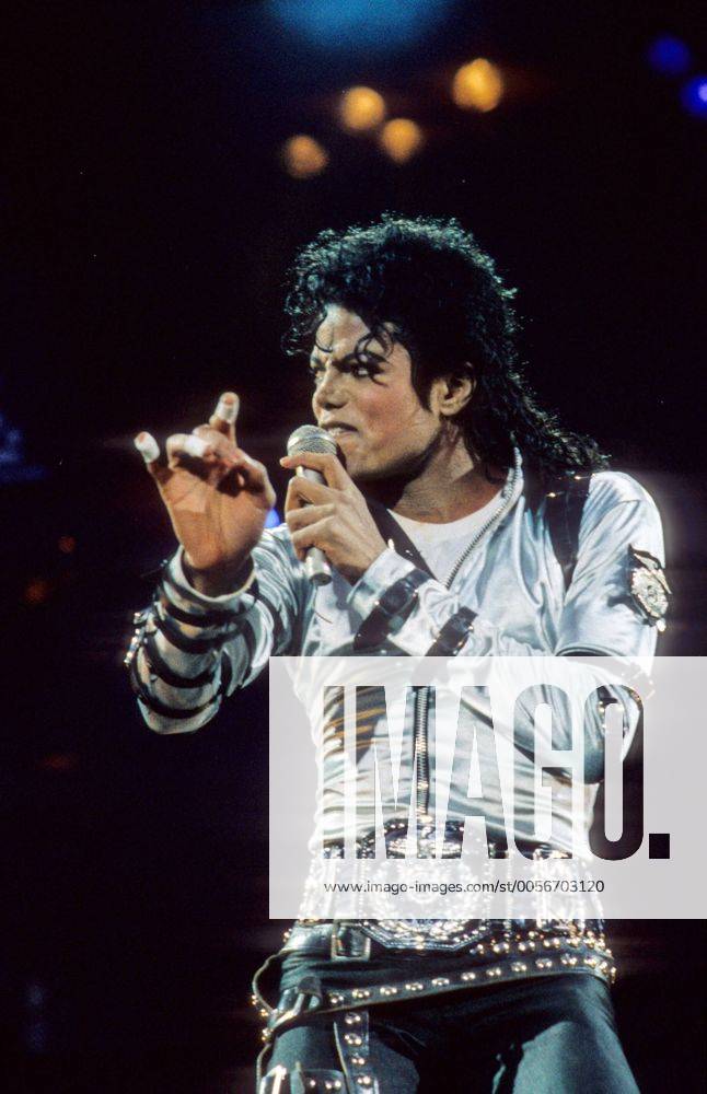Michael Jackson (Sänger) 06 88 hof Michael Jackson während eines Konzertes im Juni 1988 Tour Tournee BAD Konzert live Auftritt Bühne Bühnenshow american singer USA Amerika Amerikaner amerikanischer Mann Musik Gesang Pop Soul dunkelhaarig langhaarig hoch halb stehend gestikulierend singend gestikulierend
