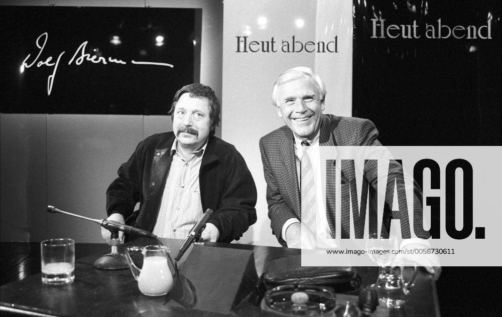 Joachim Fuchsberger (re.) mit Wolf Biermann 03 90 hör Joachim Fuchsberger mit Wolf Biermann im März 1990 in Heut abend (ARD BR) Deutschland deutsch Mann Schauspieler Schauspiel Moderator Moderation Talkmaster Showmaster Autor TV Film Kino Fernsehen seriös Anzug Krawatte grauhaarig weißhaarig kurzhaarig Fernsehstudio Kulisse Studio Liedermacher DDR Sänger Songwriter Autor leger Schnäuzer Schnauzbart Bart Schnurrbart Oberlippenbart Querformat quer halb sitzend Lächeln lächelnd Tisch Wasserglas Wasser Glas Mikro Blacky sw s w schwarzweiß