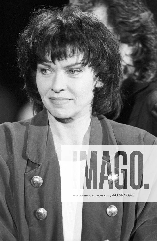 Inga Rumpf (Sängerin) 08 90 dar Inga Rumpf im August 1990 in der NDR-Talkshow Deutschland Deutsche deutsch Frau Gesang Musik Komponistin Band Frumpy hoch halb Porträt sitzend neutral Blazer seriös Gespräch Interview TV Fernsehen Talk Innenaufnahme innen german composer singer sw