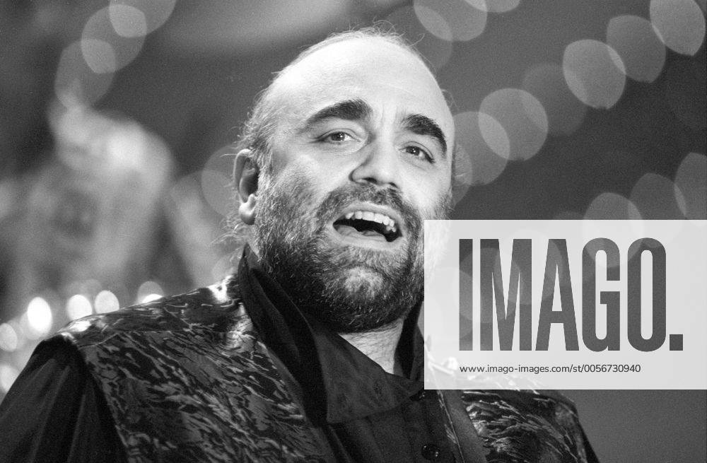 Demis Roussos (Sänger) 12 89 vZ Demis Roussos bei Eine Welt für Kinder (ARD) im Dezember 1989 Grieche griechisch Griechenland Mann Musiker TV Sendung Fernsehen Bühne Sänger Lieder Gesang Lichter greek singer Bart Halbglatze Weste Hemd schwarz quer Portrait halb singend neutral ernst konzentriert sw