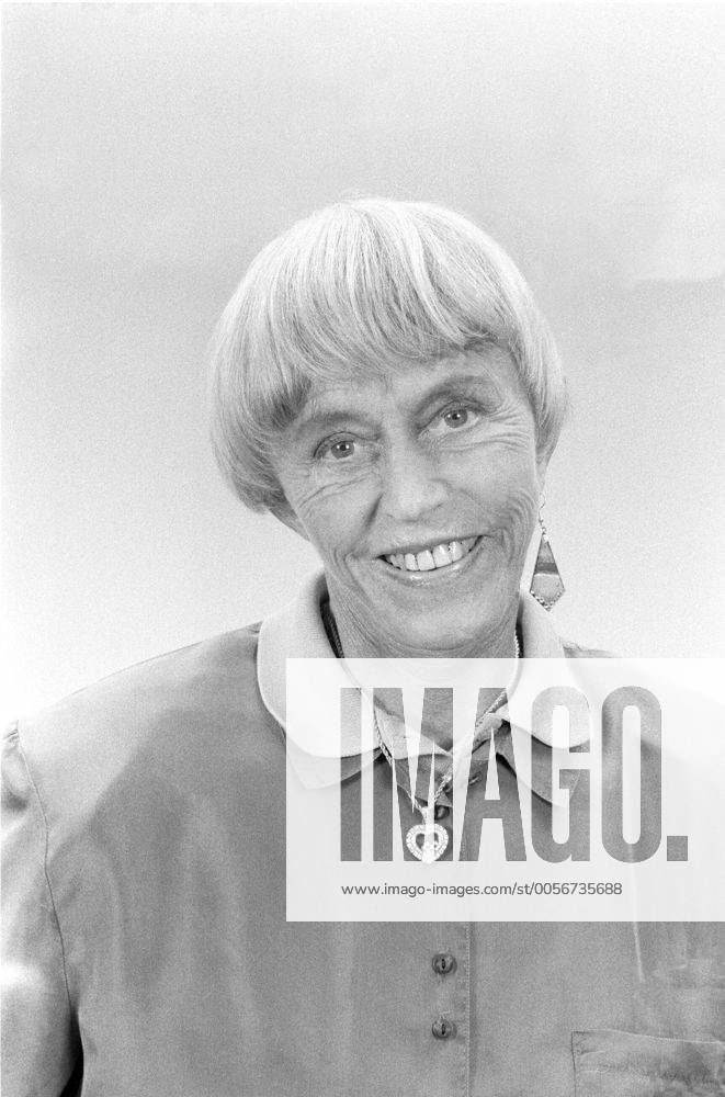 Beate Uhse (Unternehmerin) 11 89 dar Beate Uhse im November 1989 am Rande der NDR-Talkshow Deutschland deutsch Deutsche Frau Managerin Management Pilotin Sexshops Sexversand Versandhaus Versandunternehmen Erotik Sex Talk TV Fernsehen german female manager hoch Portrait lächelnd sw