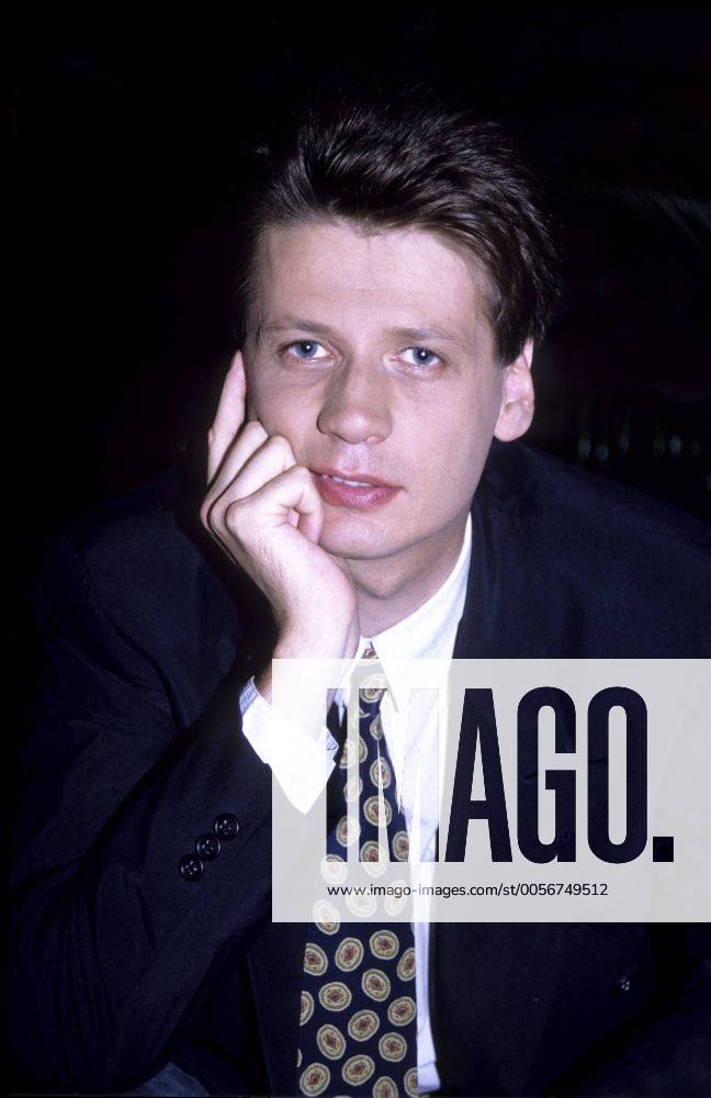 Günther Jauch 08 91 nou Mann Fernsehen Journalismus Moderation hoch Portrait dunkelhaarig Krawatte nachdenklich Hand