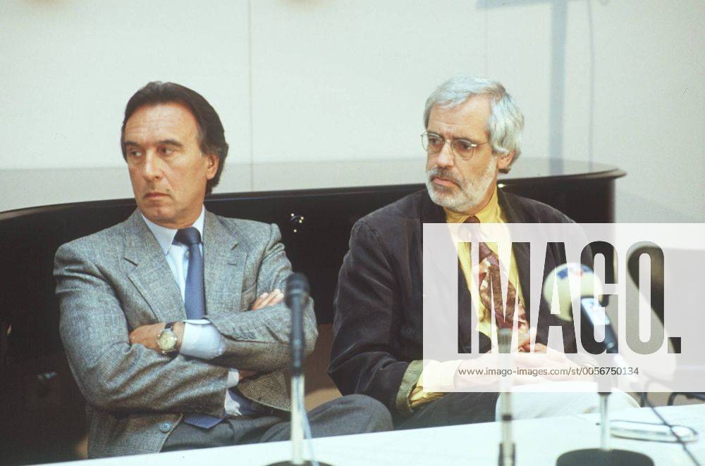 Claudio Abado (li.) mit Ulrich Roloff-Momin 08 91 pop Mann Musik Klassik dunkelhaarig seriös quer halb sitzend neutral