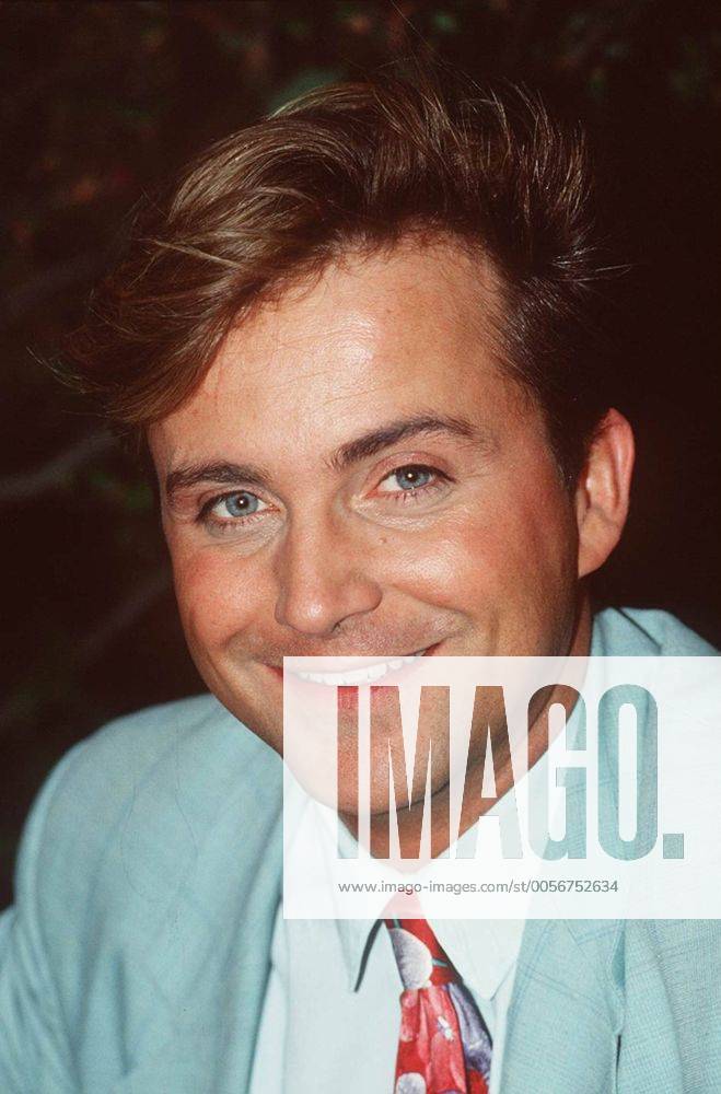 Jörg Knör 06 91 - Entertainer TV Fernsehen Mann dunkelhaarig seriös Jackett Krawatte hoch Portrait draußen lächelnd