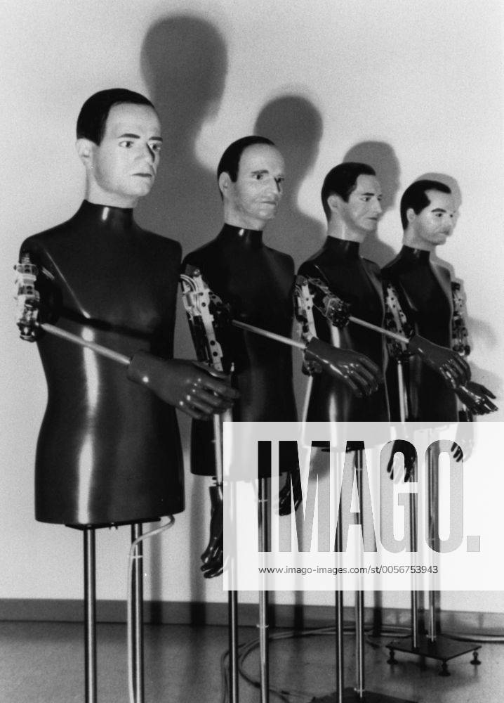 Kraftwerk (Popgruppe) 07 91 - Mann Männer Gesang Sänger Musik Musiker Pop Popmusik Popmusiker Band Popband Gruppe Popgruppe Synthesizer Synthypop Synthy-Pop elektronisch elektronische Puppe Puppen Figur Figuren Reihe vier 4 ganz hoch Feature Symbol Reproduktion Repro