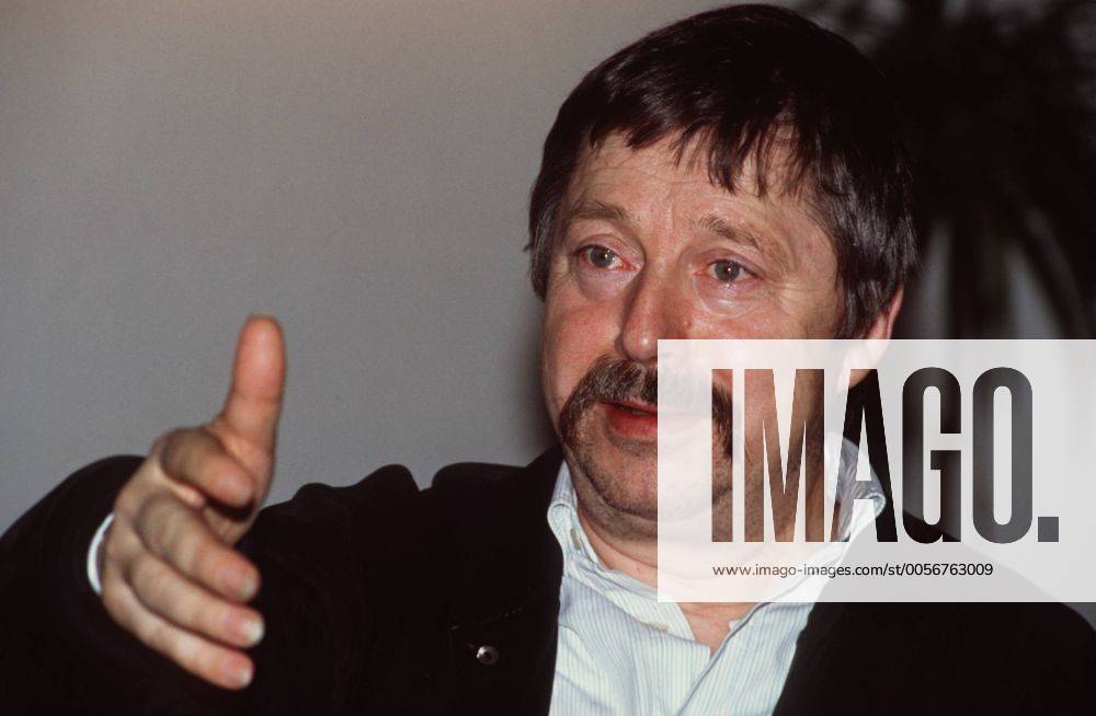Wolf Biermann (Liedermacher, Autor) 02 92 az Mann Musik Liedermacher Gesang Politik Autor Schnäuzer dunkelhaarig kurzhaarig leger Portrait quer Hand lächelnd Gestik