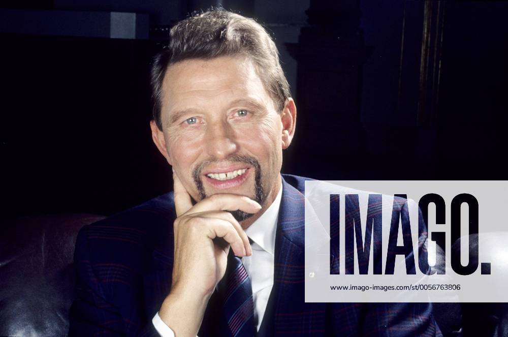 Paul Gauselmann 02 92 nou Mann Unternehmen seriös dunkelhaarig Bart Krawatte Sakko quer Portrait lächelnd Hand