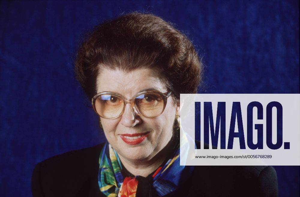 Lore Maria Peschel-Gutzeit 11 92 am Frau Politik Justiz dunkelhaarig Brille kurzhaarig Tuch quer Portrait lächelnd