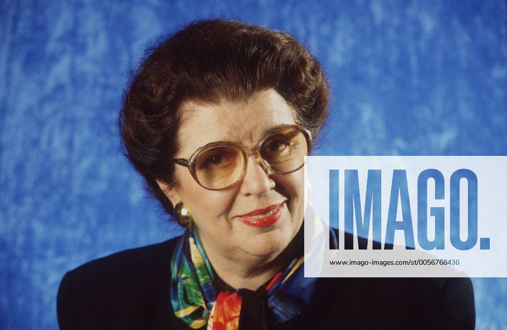 Lore Maria Peschel-Gutzeit 11 92 am Frau Politik Justiz dunkelhaarig Brille kurzhaarig Tuch quer Portrait lächelnd