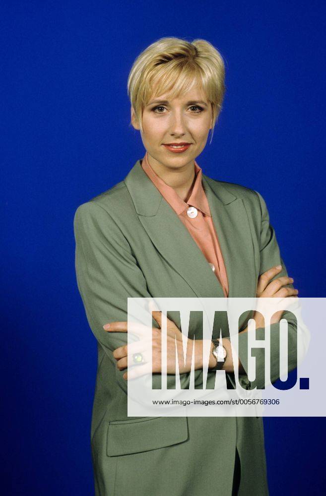Andrea Kiewel 04 93 te Frau Fernsehen TV Moderation Journalismus SAT.1 blond kurzhaarig seriös Blazer grün hoch halb stehend Arme lächelnd