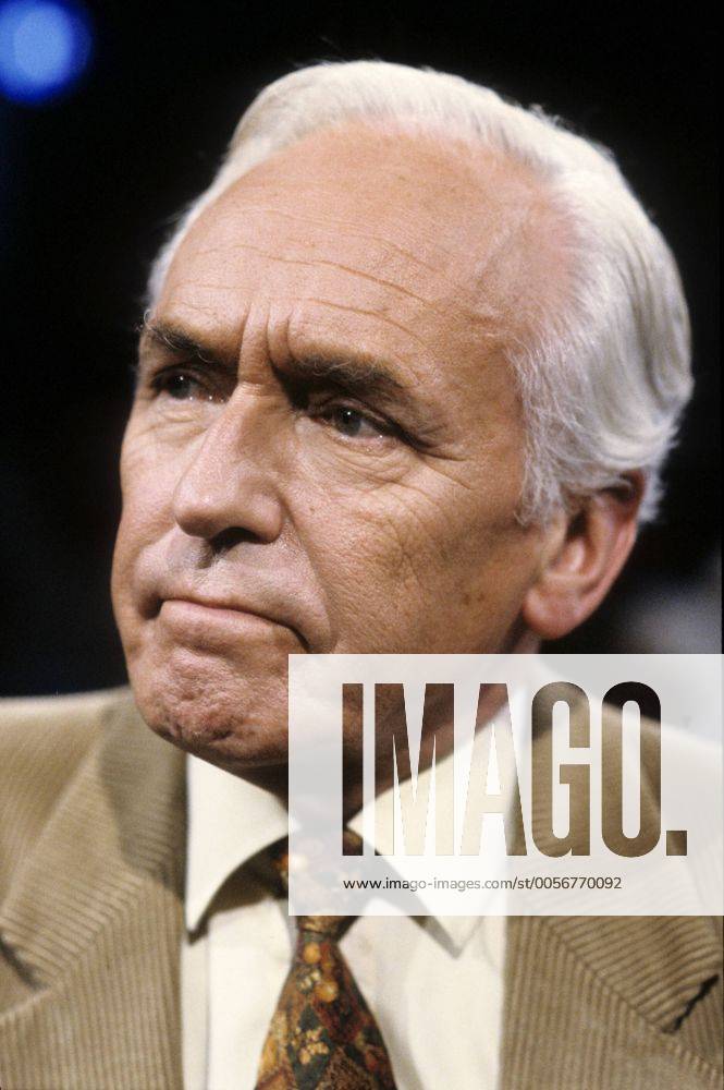 Wolf Schneider 11 92 rb Mann Journalismus TV hoch Portrait neutral weißhaarig Sakko Krawatte seriös