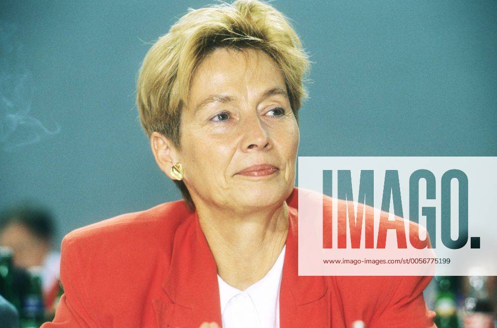 Christine Bergmann 06 93 pp Frau Politik SPD blond kurzhaarig seriös Blazer rot seriös quer Portrait lächelnd