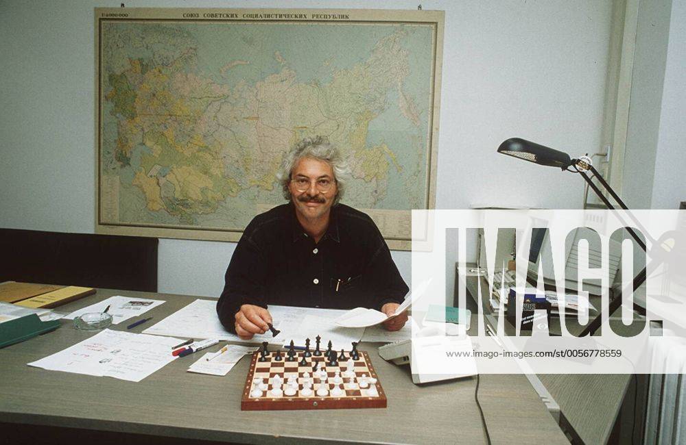 Thomas Roth in seinem Büro in Moskau 08 93 mapo Mann Moderation Journalismus ARD WDR grauhaarig Schnäuzer Brille seriös Auslandskorrespondenz Fernsehen quer halb sitzend Schreibtisch Schachbrett Hand neutral