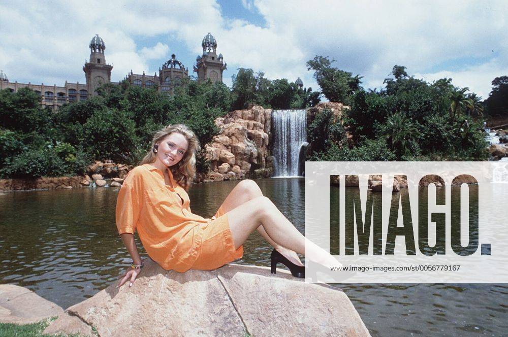 Petra Klein Miss Germany 1993 11 93 mapo quer ganz sitzend See Wasserfall leger Hosenanzug orange Shorts lächelnd Frau Model Fotomodell Schauspiel blond langhaarig