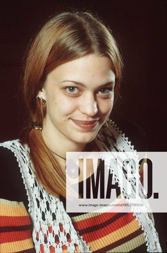 Heike Makatsch 11 93 mapo hoch Portrait leger Pullover Weste Schmuck Kette Frau Fernsehen Moderation Musik Viva TV dunkelhaarig langhaarig lächelnd