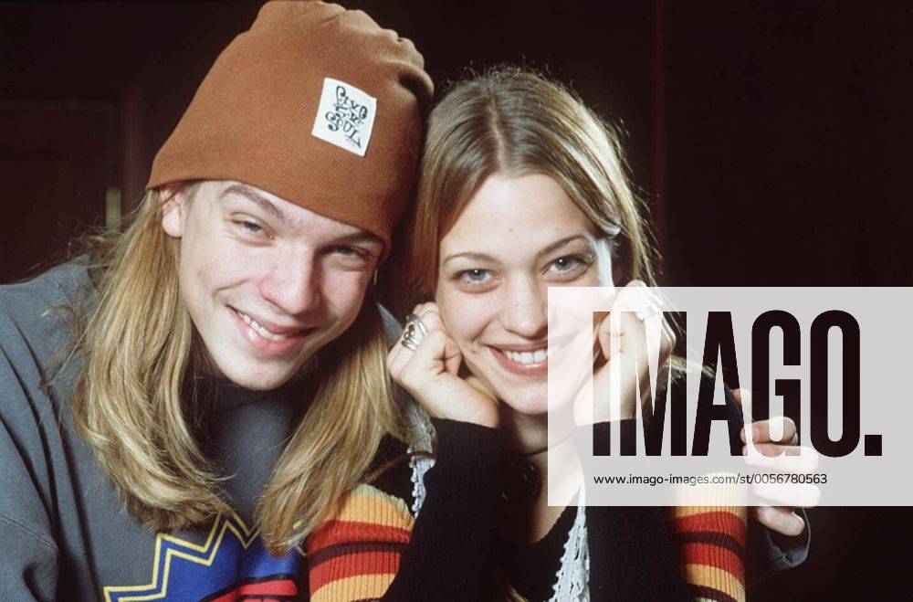 Viva TV Nils Bokelberg und Heike Makatsch 11 93 mapo quer halb umarmend leger Pullover Fernsehen Moderation Musik Viva TV lächelnd langhaarig
