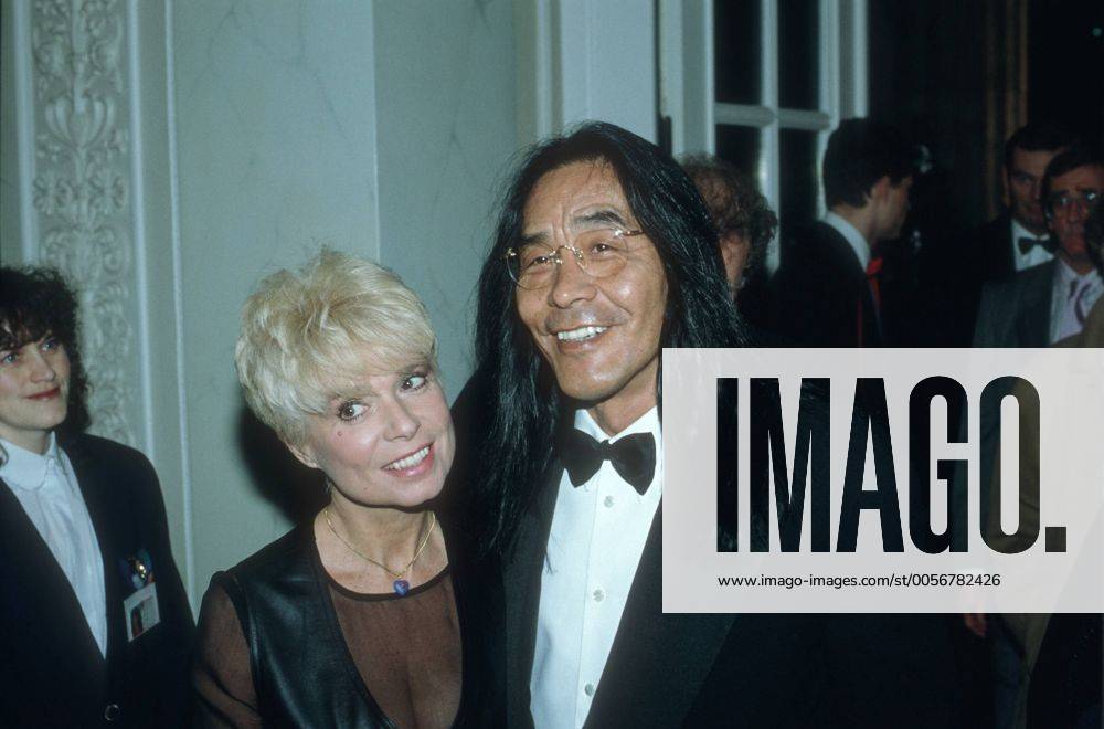 Ingrid Steeger mit Ehemann Tom La Blanc 02 94 te Frau Schauspiel Fernsehen TV Theater Film blond kurzhaarig festlich quer halb lächelnd