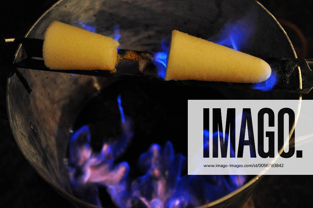 Zum Abschluss aller Veranstaltungen rund um Weihnachten entzündete der Jugendtreff An da Alt am Freitag (23.12.2011) ihr traditionelles Mitwinterwendefeuer in St. Nikolaus. Im Bild: Feuerzangenbowle.