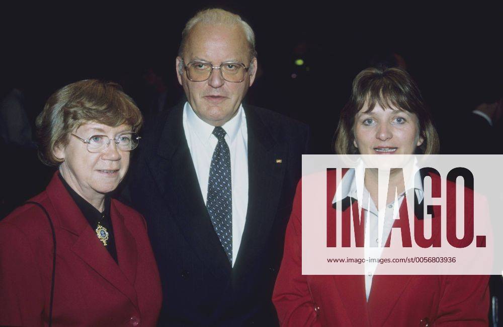 Roman Herzog mit Jutta Limbach und Sabine Leutheusser-Schnarren- Berger (re.) 09 94 mat Politik CDU Bundespräsident Brille seriös grauhaarig Halbglatze quer halb neutral