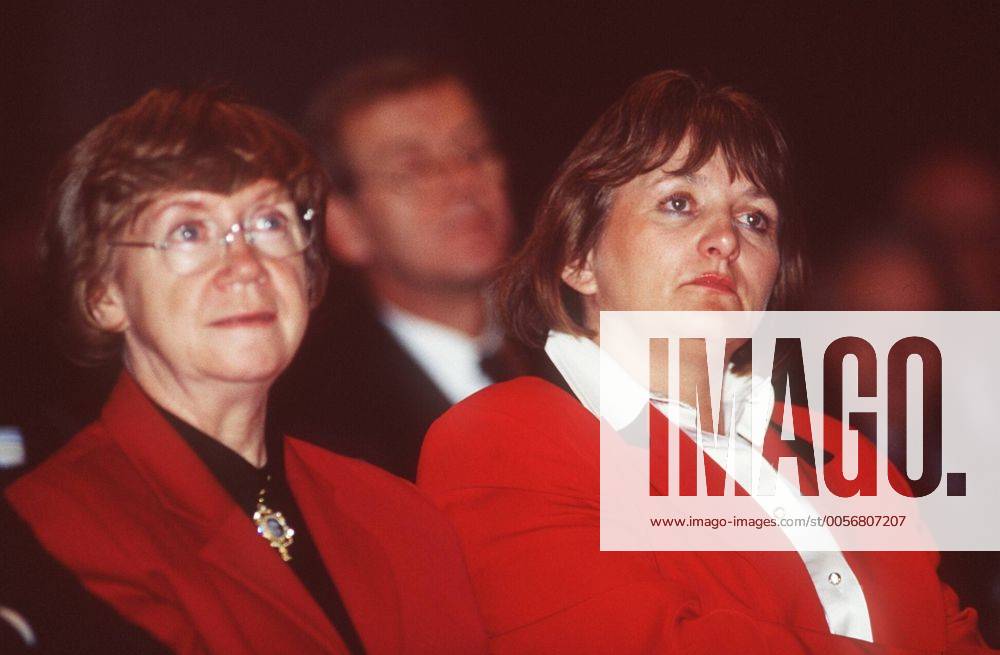 Prof. Dr. Jutta Limbach (li.) u. Sabine Leutheusser-Schnarrenberger 09 94 mat Frau Justiz dunkelhaarig seriös quer Portrait neutral
