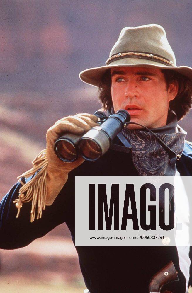 Geronimo Jason Patric 06 94 teu Film TV Fernsehen Kino Schauspiel USA Mann dunkelhaarig leger Hut Jacke Tuch Handschuhe hoch halb draußen Fernglas haltend Szene Filmszene neutral
