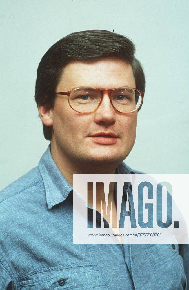Sigmund Gottlieb 09 89 ru Mann Journalismus Moderation News Brille dunkelhaarig leger hoch Portrait neutral