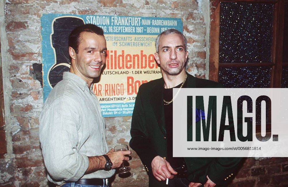 Eine mörderische Liebe (ARD) Hannes Jaenicke (li.) und Ralf Richter 01 95 am Fernsehen TV-Produktion Schauspiel Szene quer halb stehend leger lächelnd