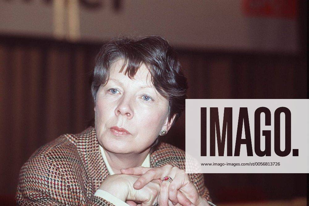 Ingrid Stahmer 03 95 te Politik SPD Frau grauhaarig seriös Blazer kariert quer Portrait Hände neutral