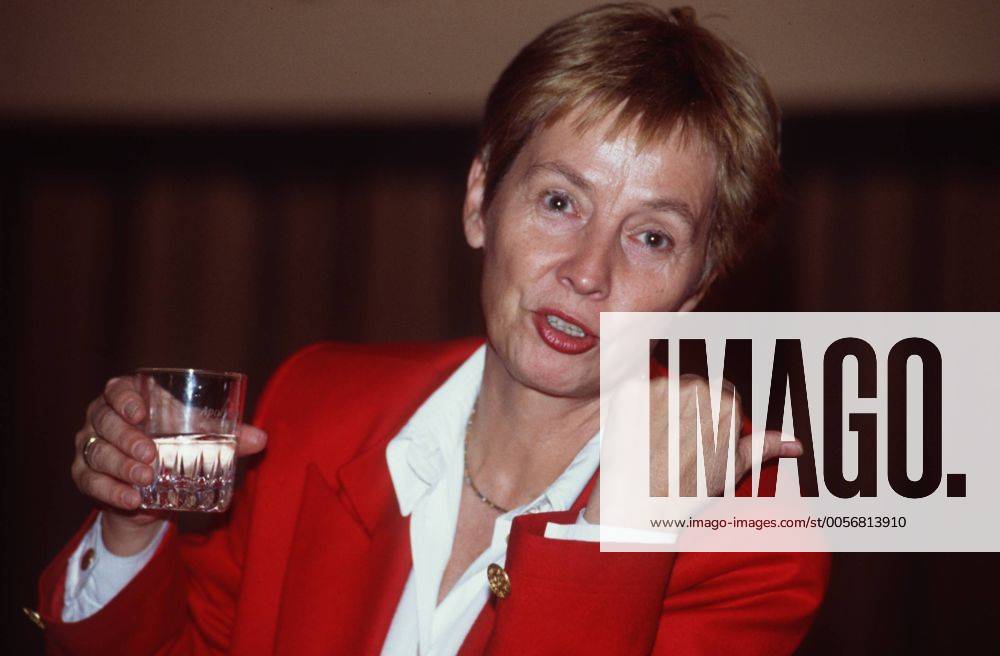 Christine Bergmann 03 95 te Frau Politik SPD blond kurzhaarig seriös Blazer rot seriös quer Portrait Glas Wasser gestikulierend sprechend