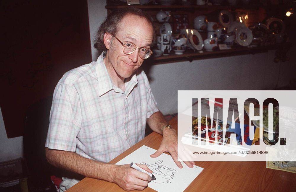 Don Rosa (Disney-Chefzeichner) 06 95 te Comic Illustration USA ZEICHNUNG Mann grauhaarig Halbglatze Brille leger Hemd kariert quer halb sitzend Stift Zeichnung malend ZEICHNEND lächelnd