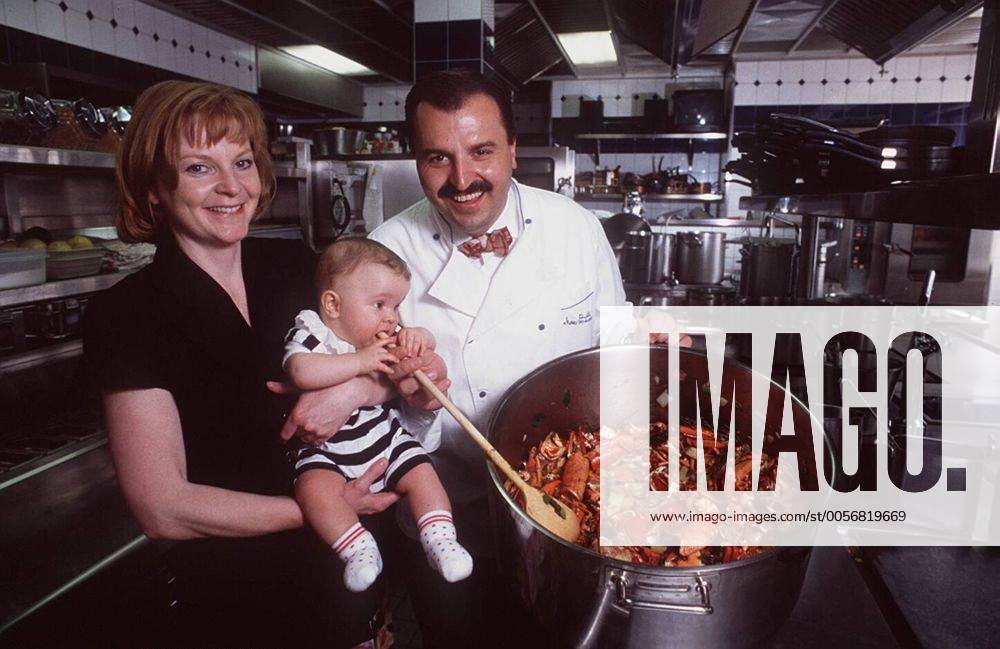 Johann Lafer mit Ehefrau Silvia und Tochter Jennifer 07 95 am Fernsehen TV Koch Küche Restaurant Essen hoch halb stehend Küche Topf Löffel lächelnd kochend