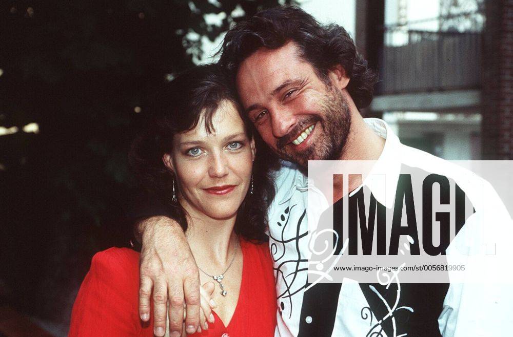 Aus heiterem Himmel (ARD) Janina Hartwig u. Daniel Friedrich 07 95 kück TV Fernsehen Serie Schauspiel dunkelhaarig leger quer halb stehend draußen umarmend lächelnd
