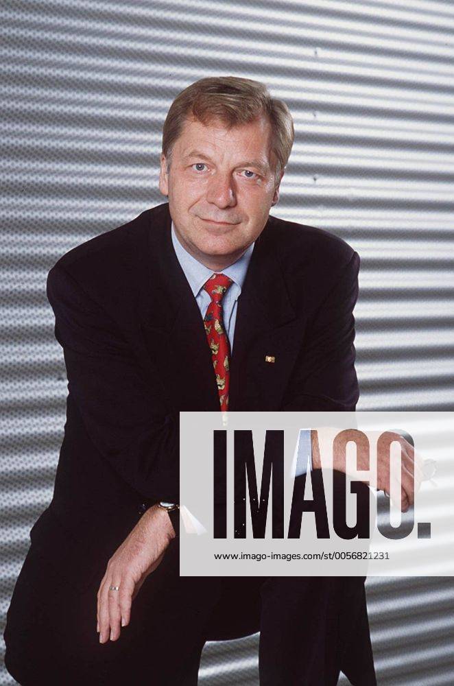 Eberhard Diepgen 10 95 bü Mann Politik CDU dunkelhaarig Anzug Krawatte seriös hoch halb stehend aufstützend neutral