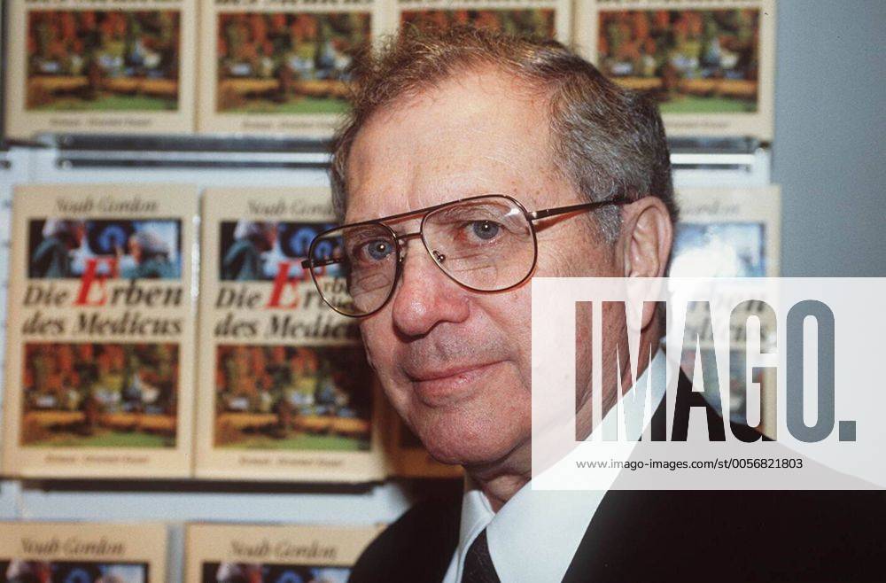 Noah Gordon 10 95 am Autor USA grauhaarig Brille seriös Jackett Krawatte quer Portrait Buch neutral