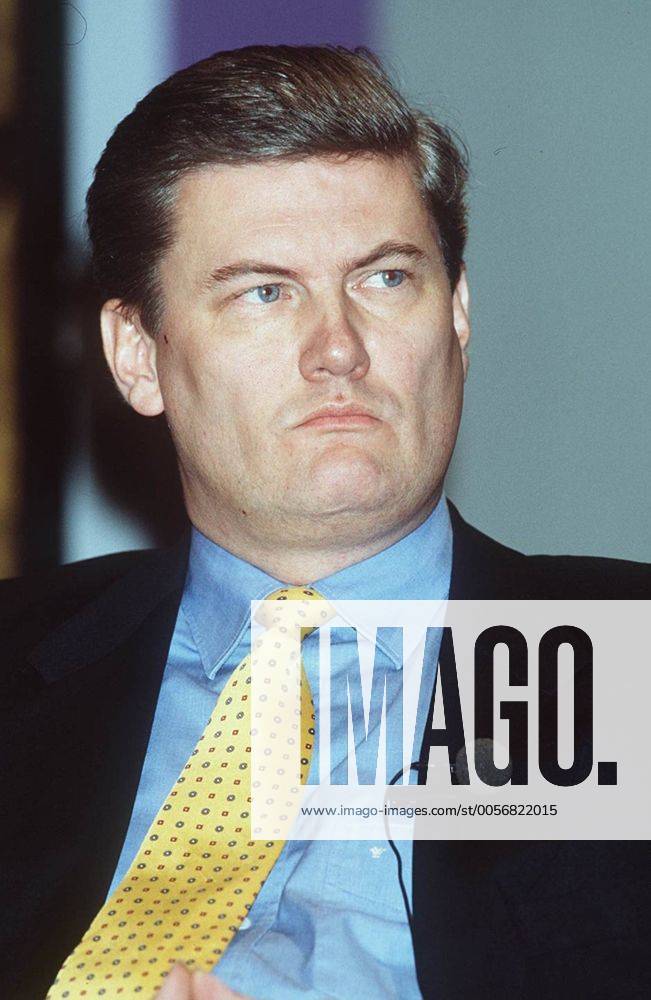 Sigmund Gottlieb 10 95 kri Mann Journalismus TV Fernsehen dunkelhaarig seriös Krawatte gelb hoch Portrait nachdenklich