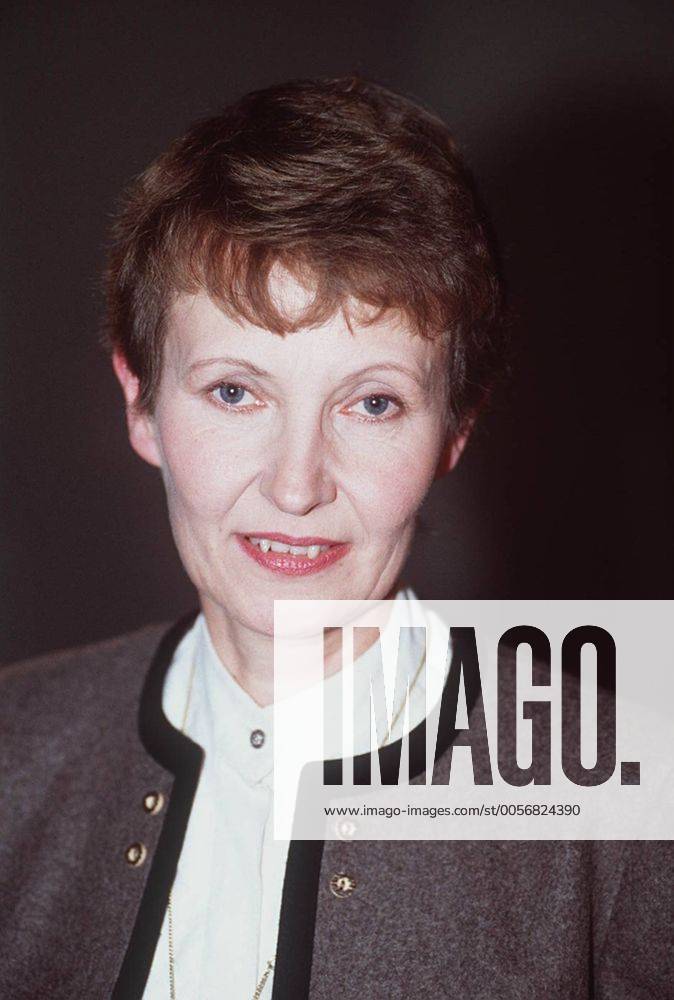 Eva-Maria Kiklas 10 95 her Frau dunkelhaarig kurzhaarig seriös Bluse Trachtenjacke hoch Portrait lächelnd